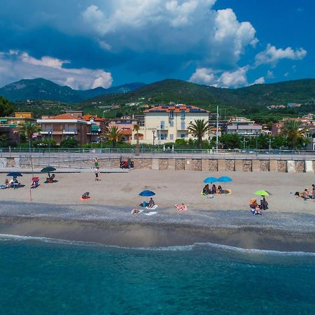 Residence Villa Carmen Fronte Mare A 50 Mt Pietra Ligure Buitenkant foto