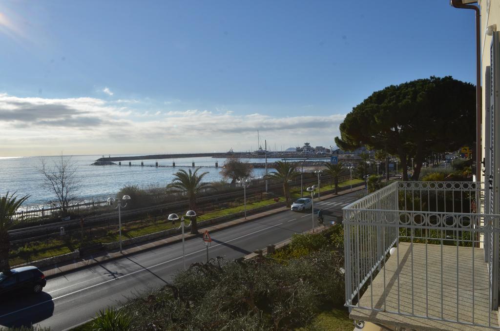 Residence Villa Carmen Fronte Mare A 50 Mt Pietra Ligure Buitenkant foto