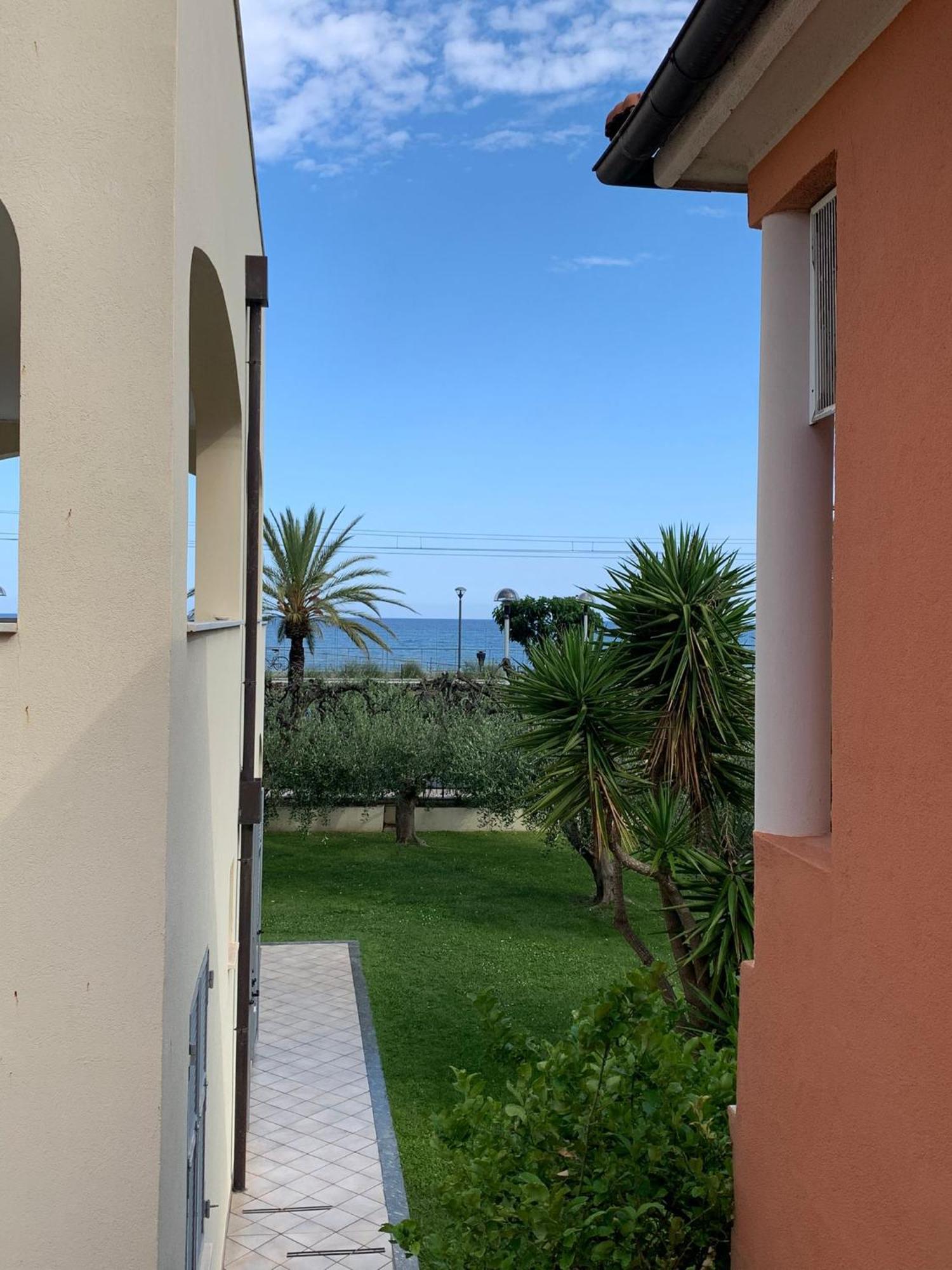 Residence Villa Carmen Fronte Mare A 50 Mt Pietra Ligure Buitenkant foto