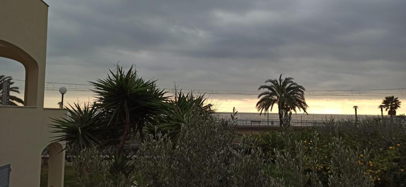 Residence Villa Carmen Fronte Mare A 50 Mt Pietra Ligure Buitenkant foto