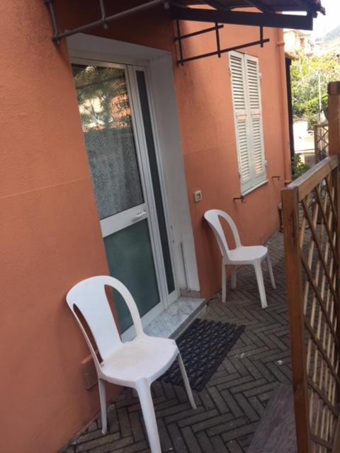 Residence Villa Carmen Fronte Mare A 50 Mt Pietra Ligure Buitenkant foto