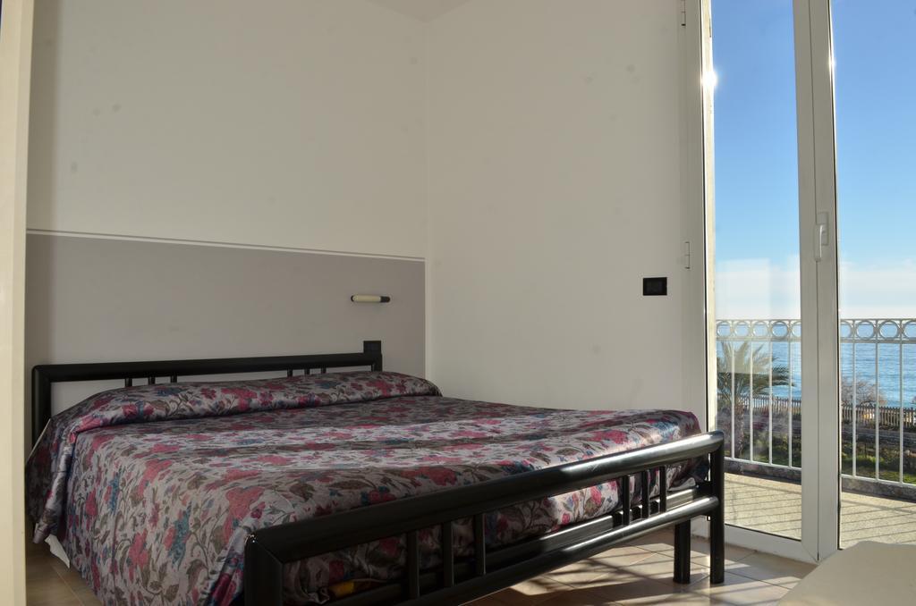 Residence Villa Carmen Fronte Mare A 50 Mt Pietra Ligure Buitenkant foto