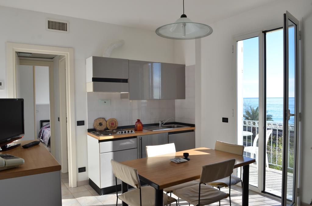 Residence Villa Carmen Fronte Mare A 50 Mt Pietra Ligure Buitenkant foto