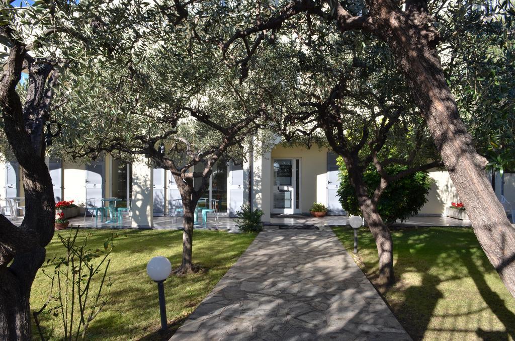Residence Villa Carmen Fronte Mare A 50 Mt Pietra Ligure Buitenkant foto