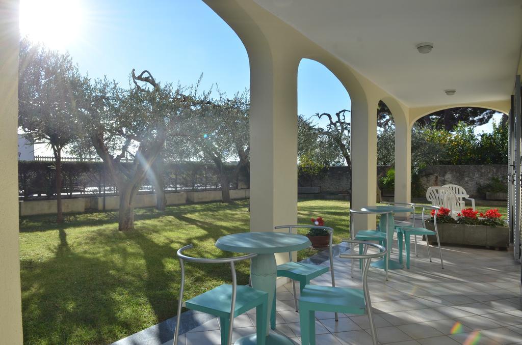Residence Villa Carmen Fronte Mare A 50 Mt Pietra Ligure Buitenkant foto